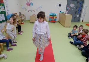 Spacer dziewczynek po czerwonym dywanie